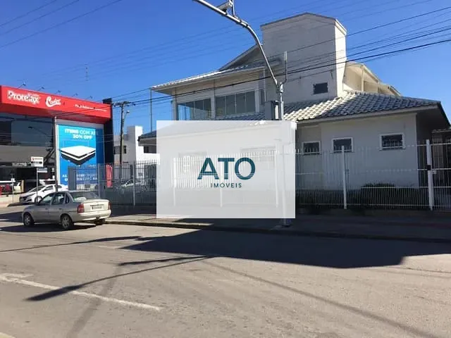 Casa com 500m² 4 quartos e 4 banheiros, à venda, no bairro Centro em Tijucas