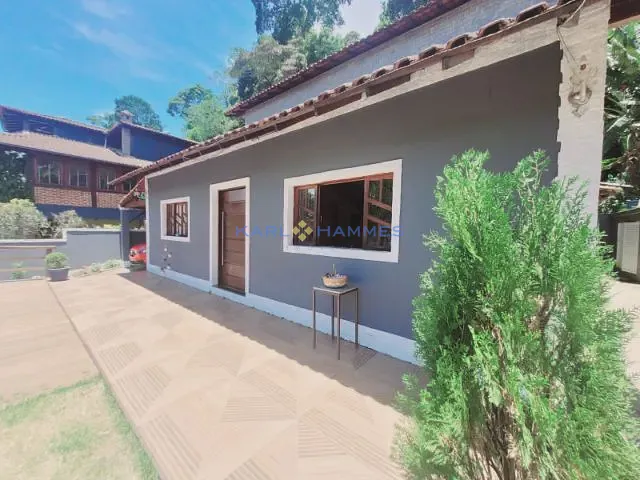 Casa 3 quartos e 2 banheiros, à venda, no bairro Mosela em Petrópolis