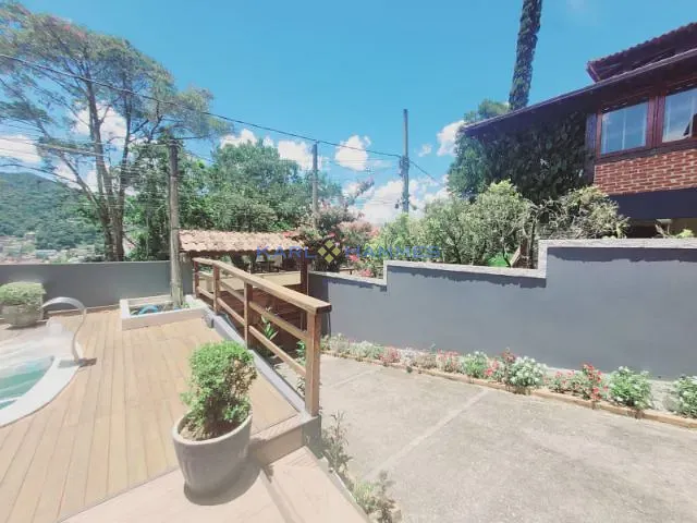 Casa 3 quartos e 2 banheiros, à venda, no bairro Mosela em Petrópolis