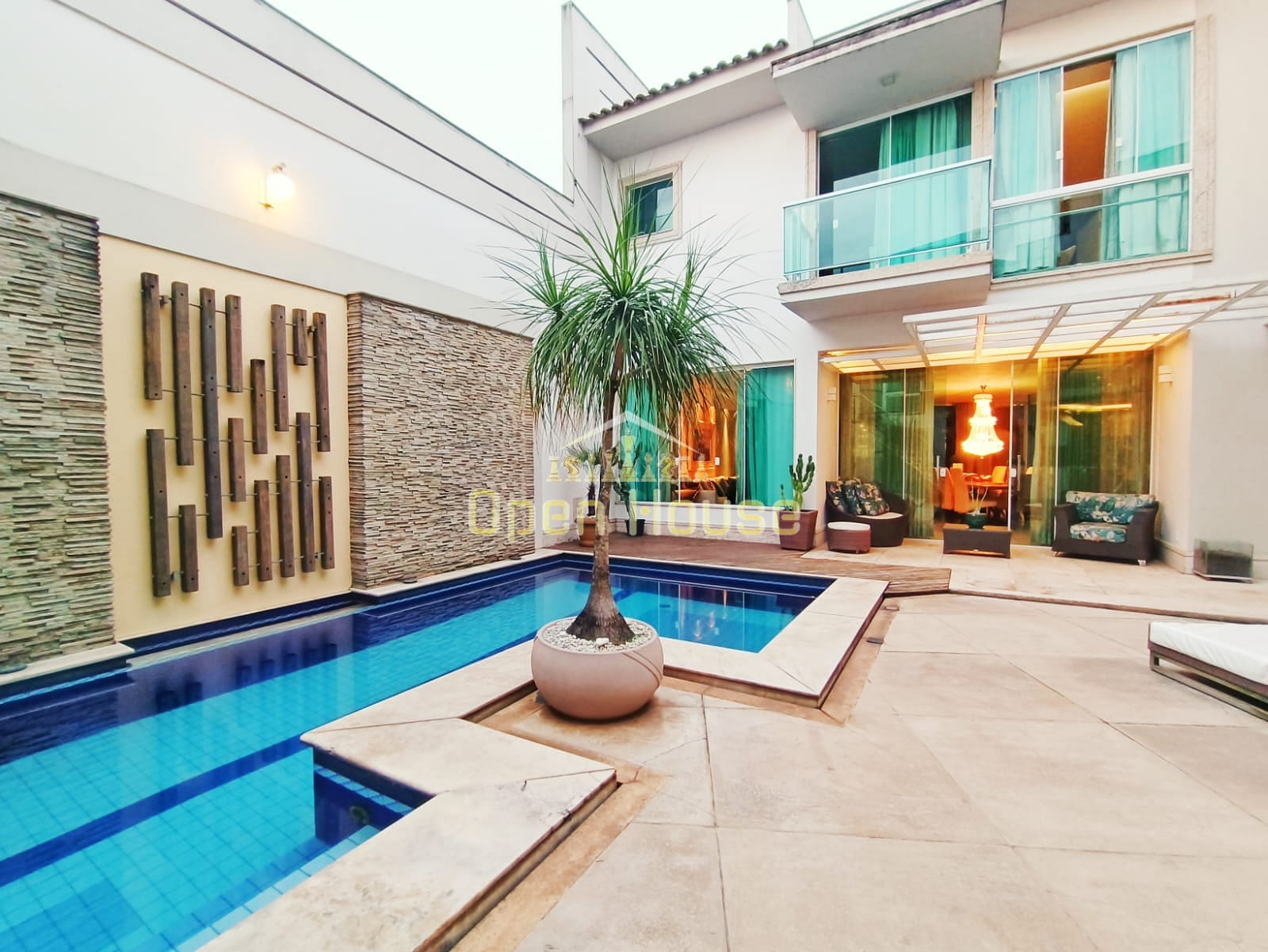 Magnífica Casa com suítes, piscina, sauna e jacuzzi, à venda no