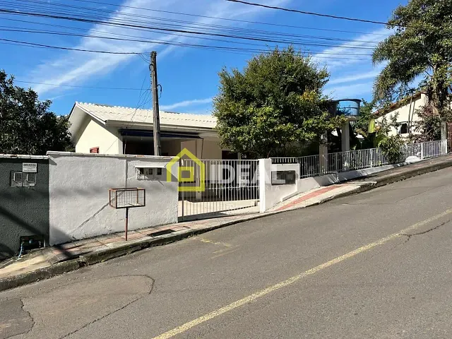 Casa com 182m² 6 quartos e 2 banheiros, à venda, no bairro Bela Vista em Concórdia