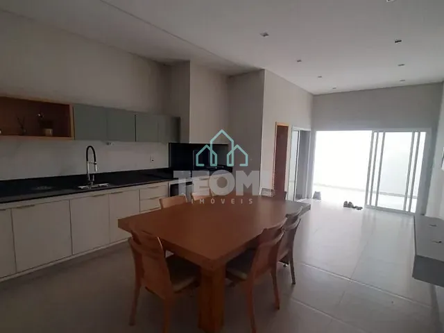 Casa com 250m² 3 quartos e 5 banheiros, à venda, no bairro Parque Sao Luis em Taubaté