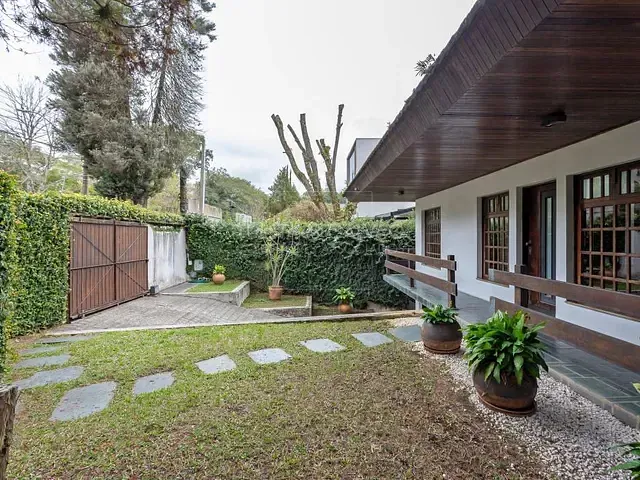 Casa com 600m² 4 quartos e 6 banheiros, à venda, no bairro Vista Alegre em Curitiba