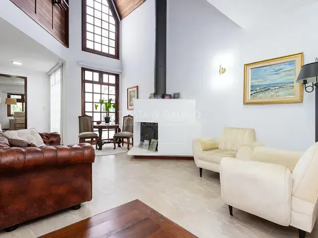 Casa com 600m² 4 quartos e 6 banheiros, à venda, no bairro Vista Alegre em Curitiba