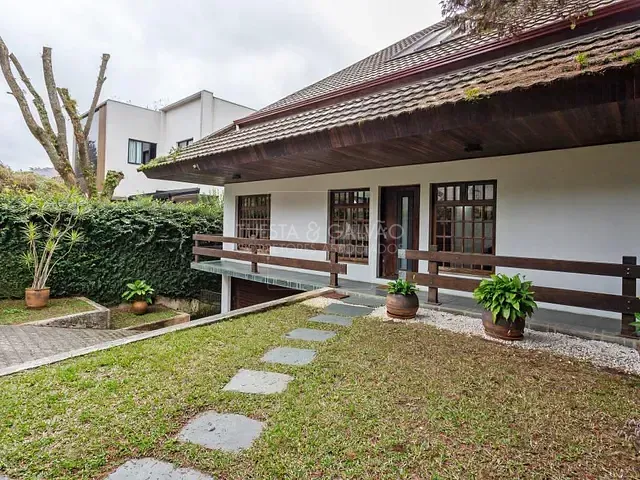 Casa com 600m² 4 quartos e 6 banheiros, à venda, no bairro Vista Alegre em Curitiba