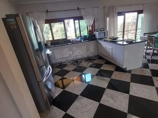 Casa com 9200m² 4 quartos e 2 banheiros, à venda, no bairro Chácaras Poços de Caldas em Poços de Caldas