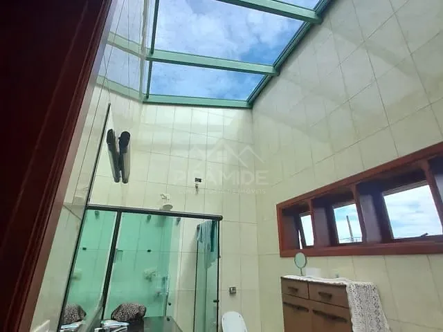 Casa com 9200m² 4 quartos e 2 banheiros, à venda, no bairro Chácaras Poços de Caldas em Poços de Caldas