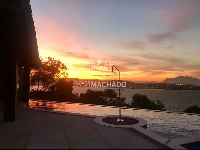 Casa com 700m² 4 quartos e 5 banheiros, à venda, no bairro Praia da Costa em Vila Velha
