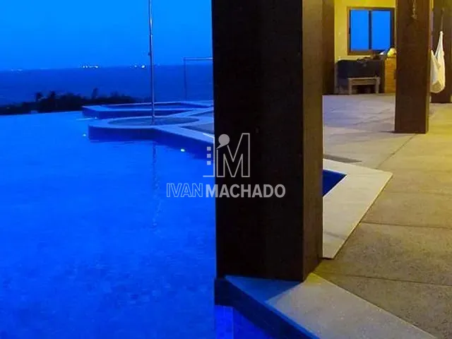 Casa com 700m² 4 quartos e 5 banheiros, à venda, no bairro Praia da Costa em Vila Velha