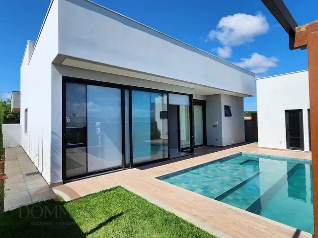 Casa com 450m² 4 quartos e 2 banheiros, à venda ou para alugar, no bairro Parques do Vale Lagoa Silvana  em Caratinga