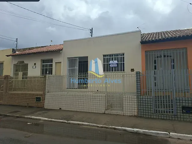 Casa com 180m² 3 quartos e 2 banheiros, para alugar, no bairro Centro em Vitória da Conquista