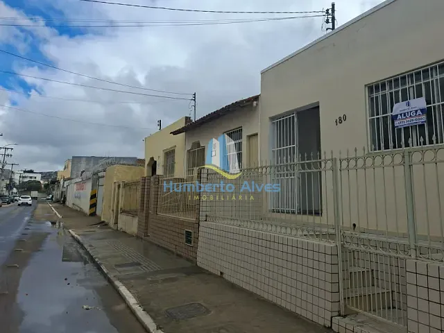 Casa com 180m² 3 quartos e 2 banheiros, para alugar, no bairro Centro em Vitória da Conquista