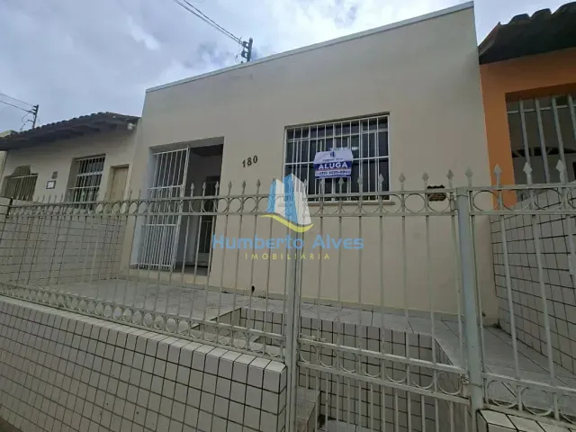 Casa com 180m² 3 quartos e 2 banheiros, para alugar, no bairro Centro em Vitória da Conquista
