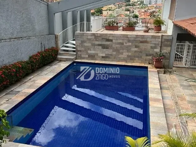 Casa com 700m² 4 quartos e 5 banheiros, à venda, no bairro São Sebastião em Uberaba