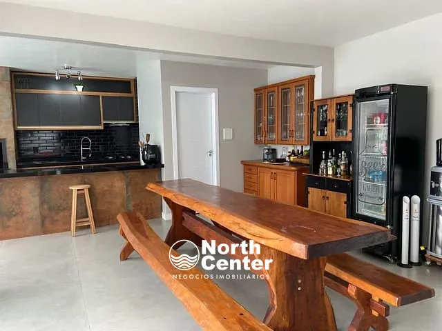 Casa com 405m² 4 quartos e 4 banheiros, à venda, no bairro Costeira em Balneário Barra do Sul