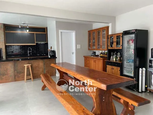 Casa com 405m² 4 quartos e 4 banheiros, à venda, no bairro Costeira em Balneário Barra do Sul