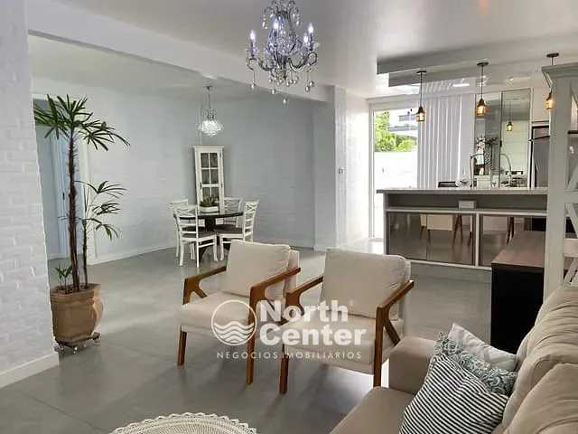 Casa com 405m² 4 quartos e 4 banheiros, à venda, no bairro Costeira em Balneário Barra do Sul