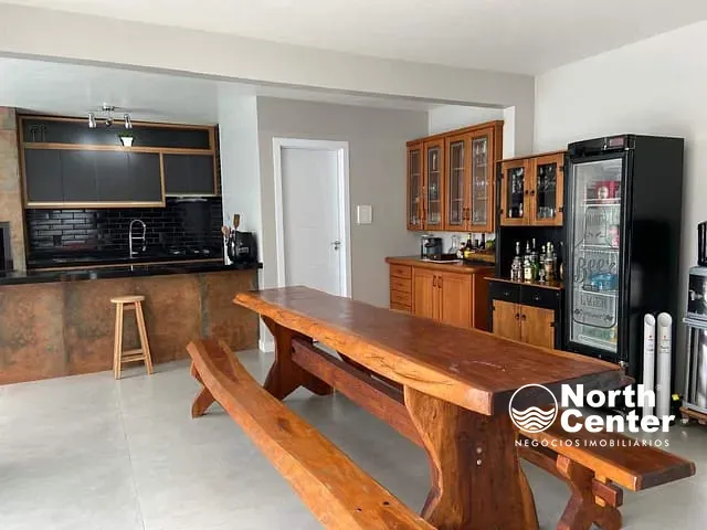 Casa com 405m² 4 quartos e 4 banheiros, à venda, no bairro Costeira em Balneário Barra do Sul