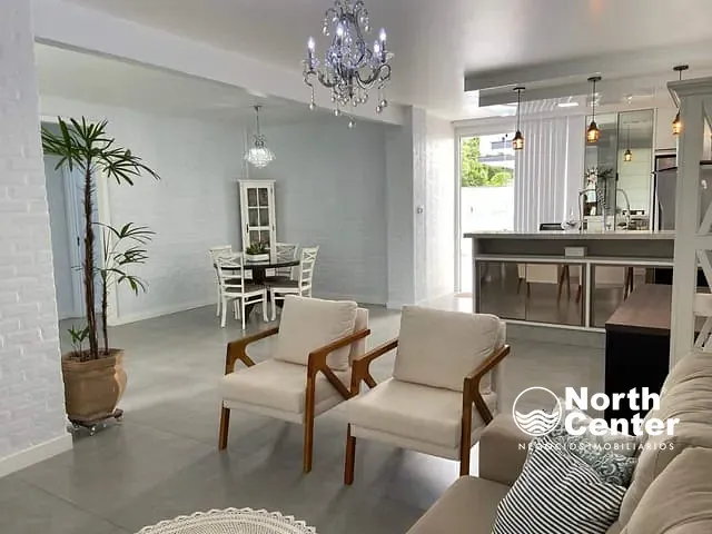 Casa com 405m² 4 quartos e 4 banheiros, à venda, no bairro Costeira em Balneário Barra do Sul