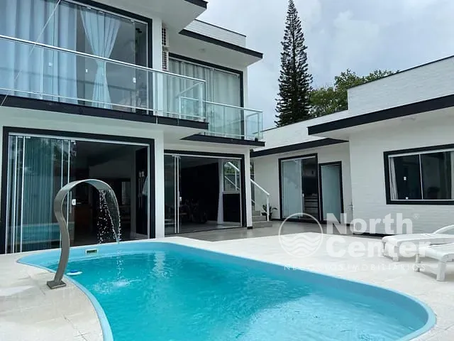 Casa com 405m² 4 quartos e 4 banheiros, à venda, no bairro Costeira em Balneário Barra do Sul