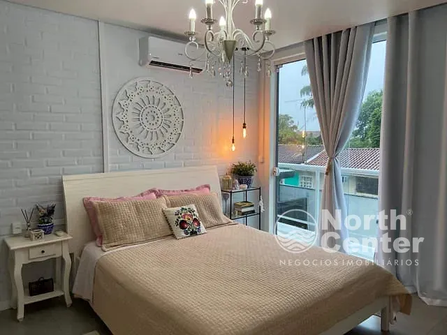 Casa com 405m² 4 quartos e 4 banheiros, à venda, no bairro Costeira em Balneário Barra do Sul