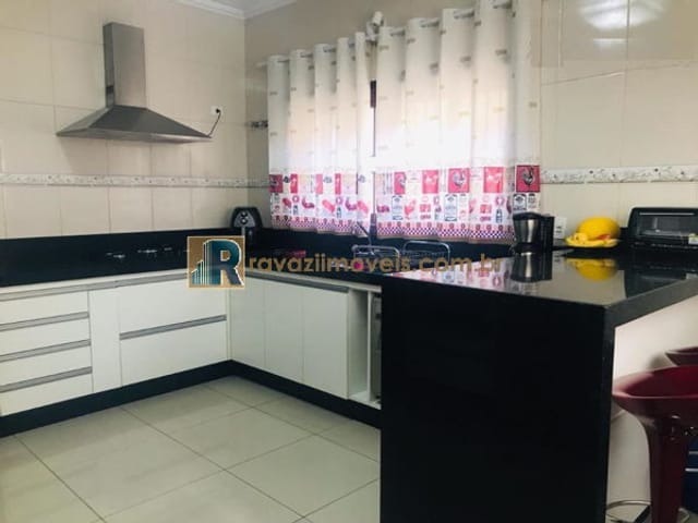 Casa com 300m², à venda, no bairro Jardim Lago Azul em Louveira