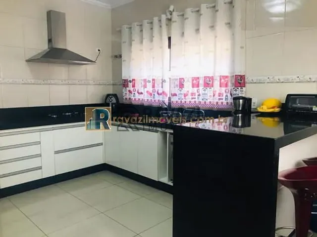 Casa com 300m², à venda, no bairro Jardim Lago Azul em Louveira
