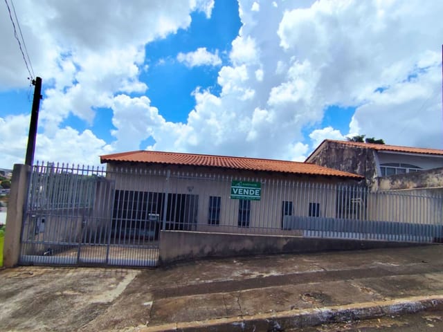 Casa com 413m² 2 quartos e 1 banheiro, à venda, no bairro Jardim Paulista em Apucarana