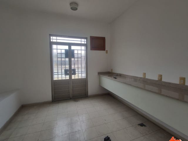 Casa 4 quartos e 1 banheiro, para alugar, no bairro Sacramenta em Belém