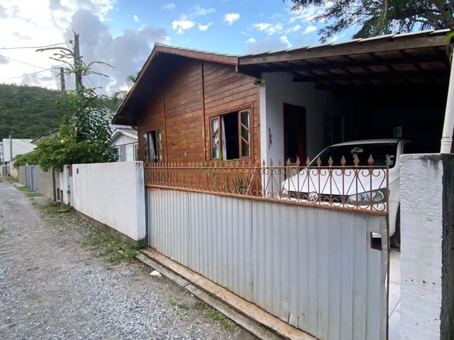 Foto do Casa - Casa de madeira com 3 quartos, em fim de rua, bairro em constante valorização em Florianópolis, Morro das Pedras. | Costão Sul Imóveis