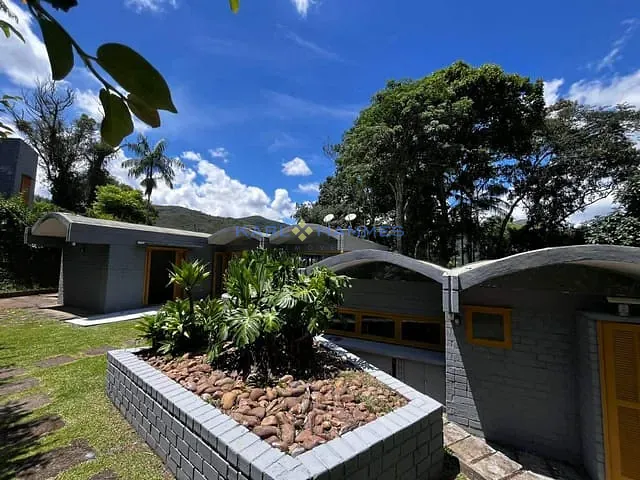 Casa com 830m² 3 quartos e 2 banheiros, à venda, no bairro Araras em Petrópolis