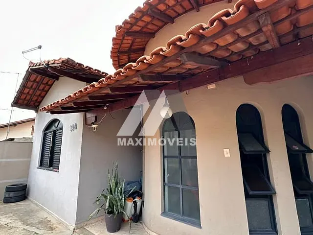 Casa 3 quartos e 2 banheiros, à venda, no bairro Jardim dos Anjos em Bom Despacho
