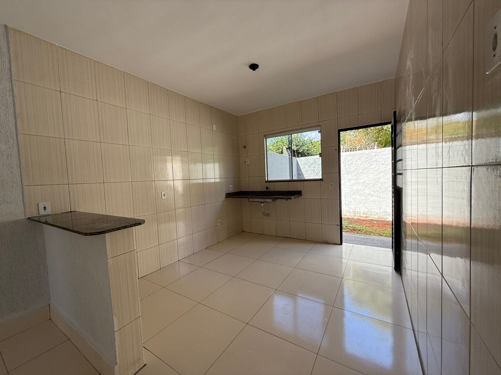 Casa à venda com 2 quartos, 85m² - Foto 2