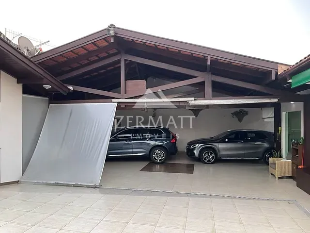 Casa com 960m² 4 quartos e 4 banheiros, à venda, no bairro Água Verde em Blumenau