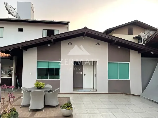 Casa com 960m² 4 quartos e 4 banheiros, à venda, no bairro Água Verde em Blumenau