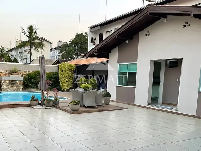 Casa com 960m² 4 quartos e 4 banheiros, à venda, no bairro Água Verde em Blumenau