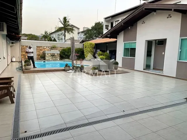Casa com 960m² 4 quartos e 4 banheiros, à venda, no bairro Água Verde em Blumenau