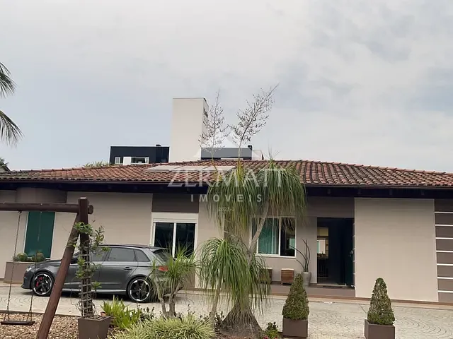 Casa com 960m² 4 quartos e 4 banheiros, à venda, no bairro Água Verde em Blumenau