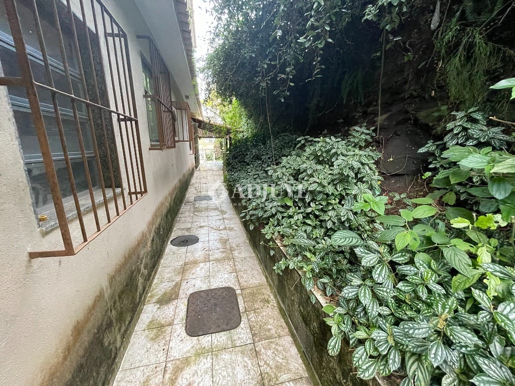 Casa à venda com 4 quartos, 300m² - Foto 4