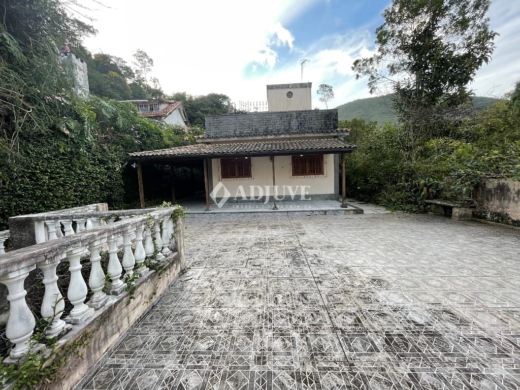 Casa à venda com 4 quartos, 300m² - Foto 2