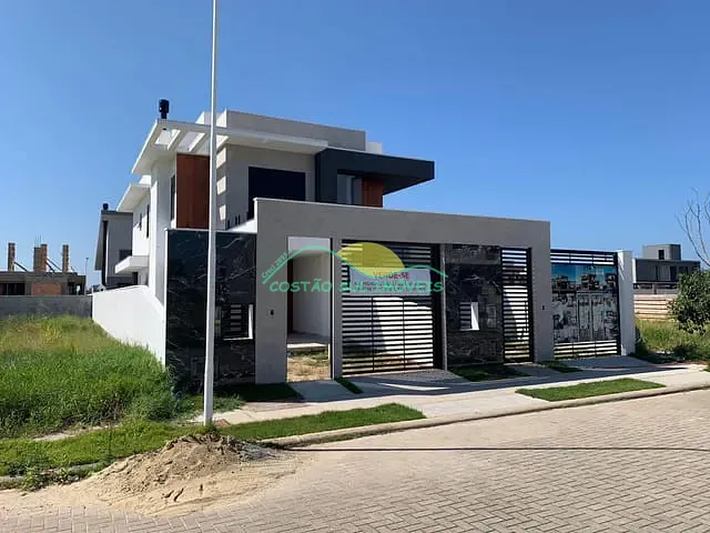 Casa 3 quartos e 4 banheiros, à venda, no bairro Campeche em Florianópolis