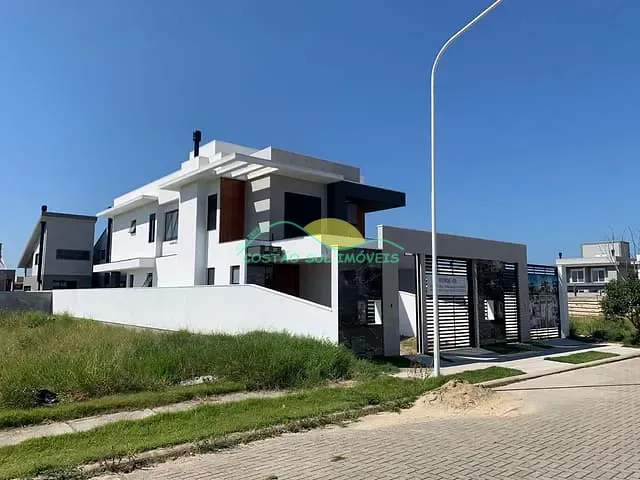 Casa 3 quartos e 4 banheiros, à venda, no bairro Campeche em Florianópolis