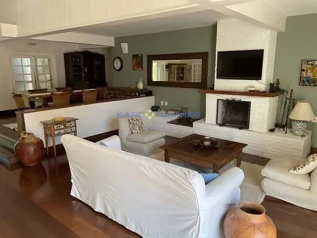 Casa com 800m² 4 quartos e 1 banheiro, à venda, no bairro Corrêas em Petrópolis