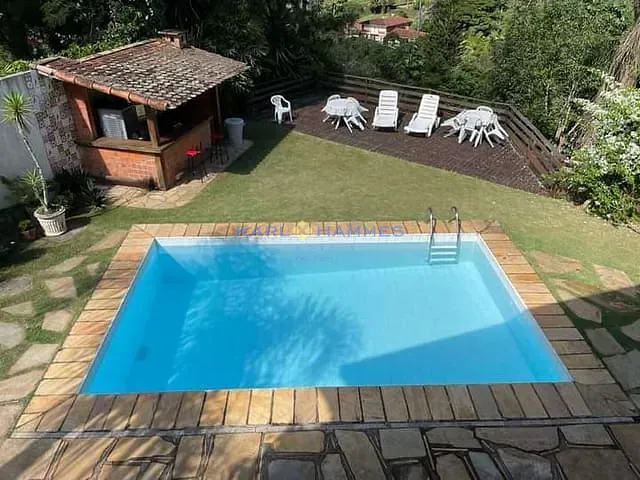 Casa com 800m² 4 quartos e 1 banheiro, à venda, no bairro Corrêas em Petrópolis
