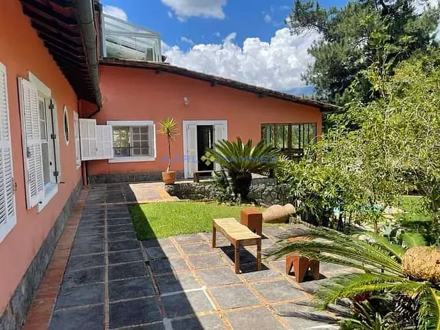 Casa com 800m² 4 quartos e 1 banheiro, à venda, no bairro Corrêas em Petrópolis
