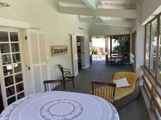 Casa com 800m² 4 quartos e 1 banheiro, à venda, no bairro Corrêas em Petrópolis