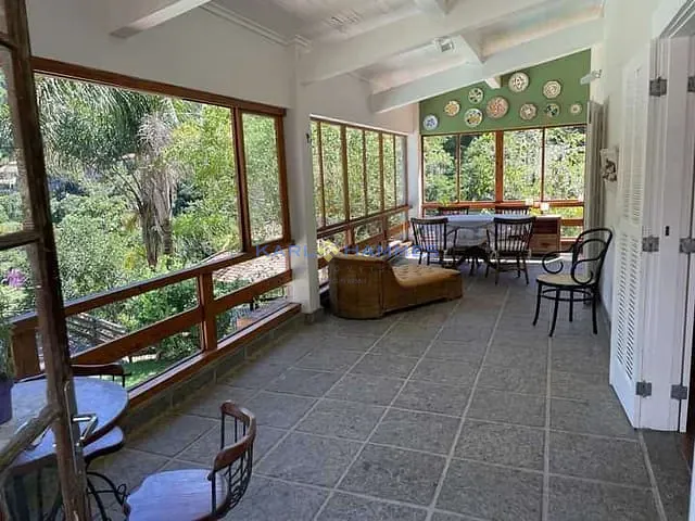 Casa com 800m² 4 quartos e 1 banheiro, à venda, no bairro Corrêas em Petrópolis
