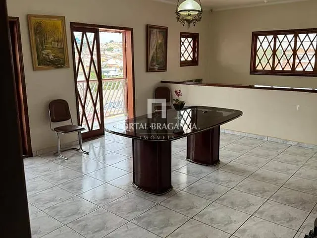 Casa com 400m² 4 quartos e 6 banheiros, à venda, no bairro Jardim Primavera em Bragança Paulista