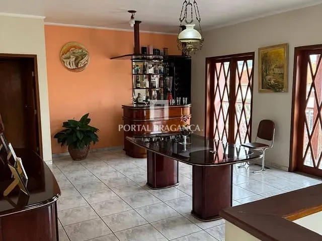 Casa com 400m² 4 quartos e 6 banheiros, à venda, no bairro Jardim Primavera em Bragança Paulista