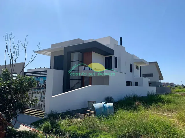 Casa 3 quartos e 4 banheiros, à venda, no bairro Campeche em Florianópolis